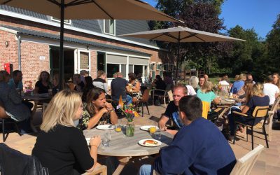 Ervaringen Uitwisselen Tijdens De Lunch Op De Eerste Broers- En Zussendag