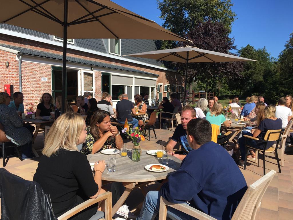 Ervaringen uitwisselen tijdens de lunch op de eerste Broers- en zussendag