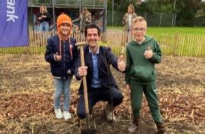 Koudekerke heeft een minibos! Samen met de basisscholen plantten cliënten van Zeeuwse Gronden en andere inwoners van Koudekerke bomen en struiken. zodat er straks een bos is om met de hele buurt van te genieten.
