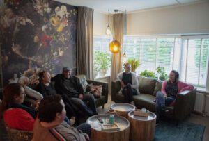 Bezoek een van de open dagen en ontdek hoe wonen, begeleiding en gemeenschap samenkomen binnen onze wooninitiatieven voor mensen met een psychische kwetsbaarheid.