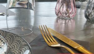 Welkom bij de aanschuiftafel van de Familieraad, met uitleg over het EDI-team en volop de gelegenheid om in gesprek te gaan met elkaar.