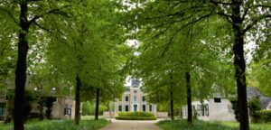 Deze mooie route gaat via geheimzinnige slingerpaadjes, naar prachtige waterpartijen. Ruik de zoete geur van rhododendrons en andere eeuwenoude sierplanten en hoor het geruis van de branding op de achtergrond.